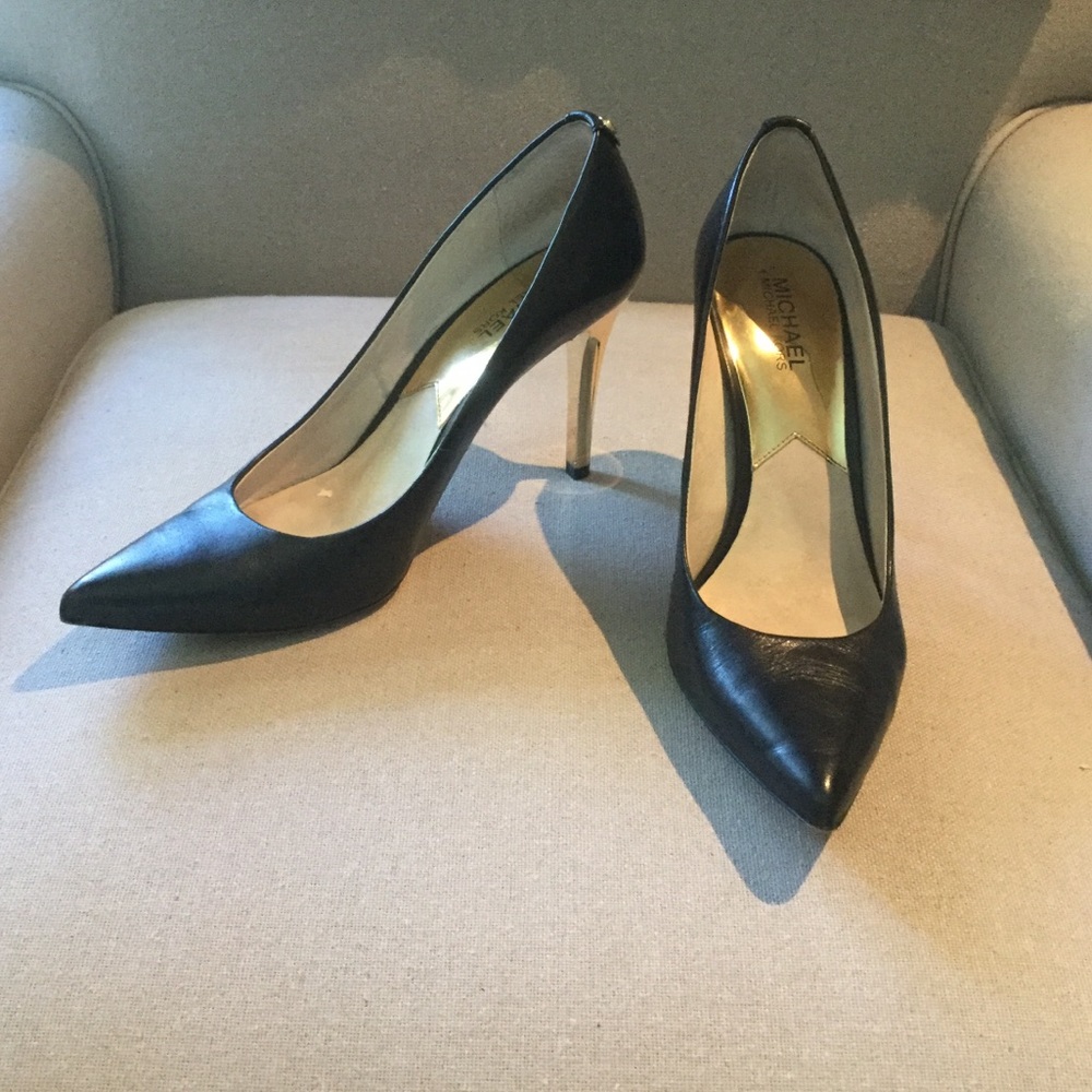 Michel Kors classic black leather pumps